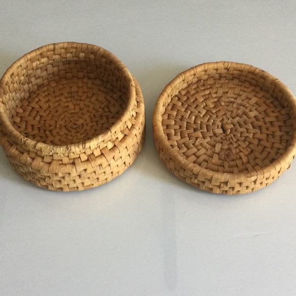 Vintage Round Lidded Basket - Picture 5 of 6